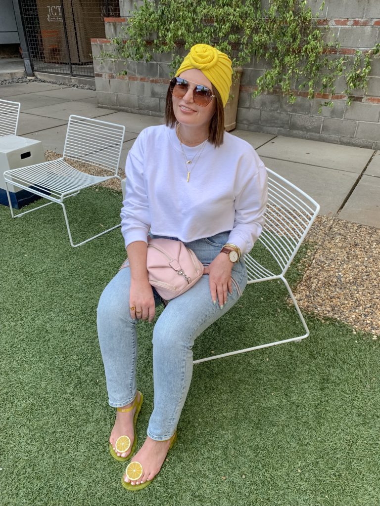 SUMMER OUTFIT: HOW TO STYLE DENIM AND WHITE OUTFIT. READ MORE HERE: http://www.juliamarieb.com/2019/06/11/summer-trend-how-to-wear-a-turban-with-a-casual-look/   @julia.marie.b