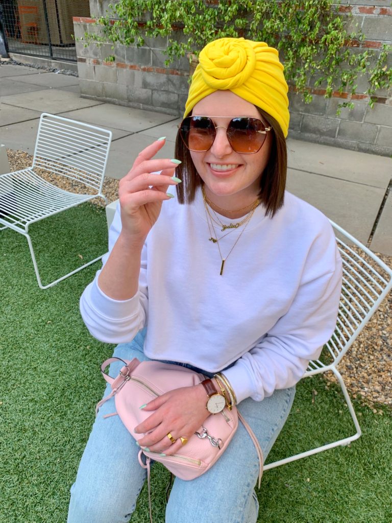 SUMMER OUTFIT: HOW TO STYLE DENIM AND WHITE OUTFIT. READ MORE HERE: http://www.juliamarieb.com/2019/06/11/summer-trend-how-to-wear-a-turban-with-a-casual-look/   @julia.marie.b