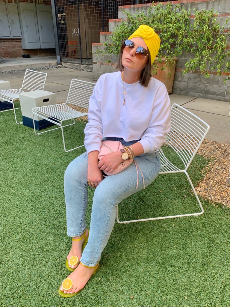 SUMMER OUTFIT: HOW TO STYLE DENIM AND WHITE OUTFIT. READ MORE HERE: http://www.juliamarieb.com/2019/06/11/summer-trend-how-to-wear-a-turban-with-a-casual-look/   @julia.marie.b