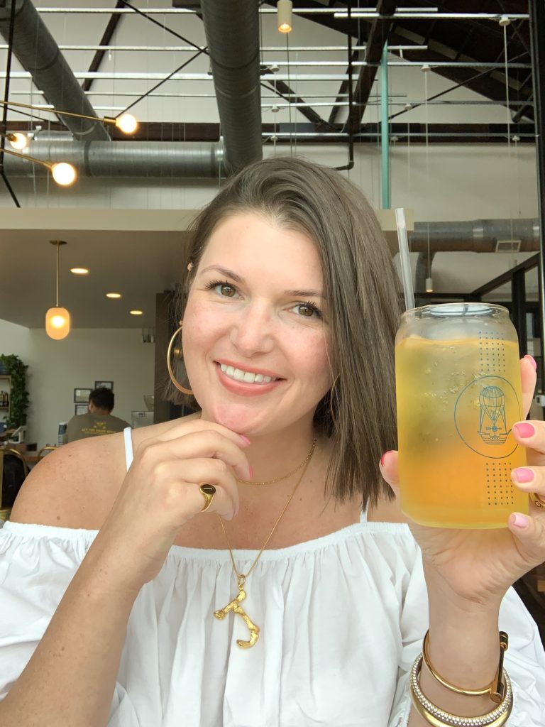 SUMMER OUTFIT: WHITE ZARA OFF THE SHOULDER CROP TOP + MOM JEANS. DETAILS HERE: http://www.juliamarieb.com/2019/07/23/uniform:-zara-top-+-mom-jeans-+-platforms/  @julia.marie.b