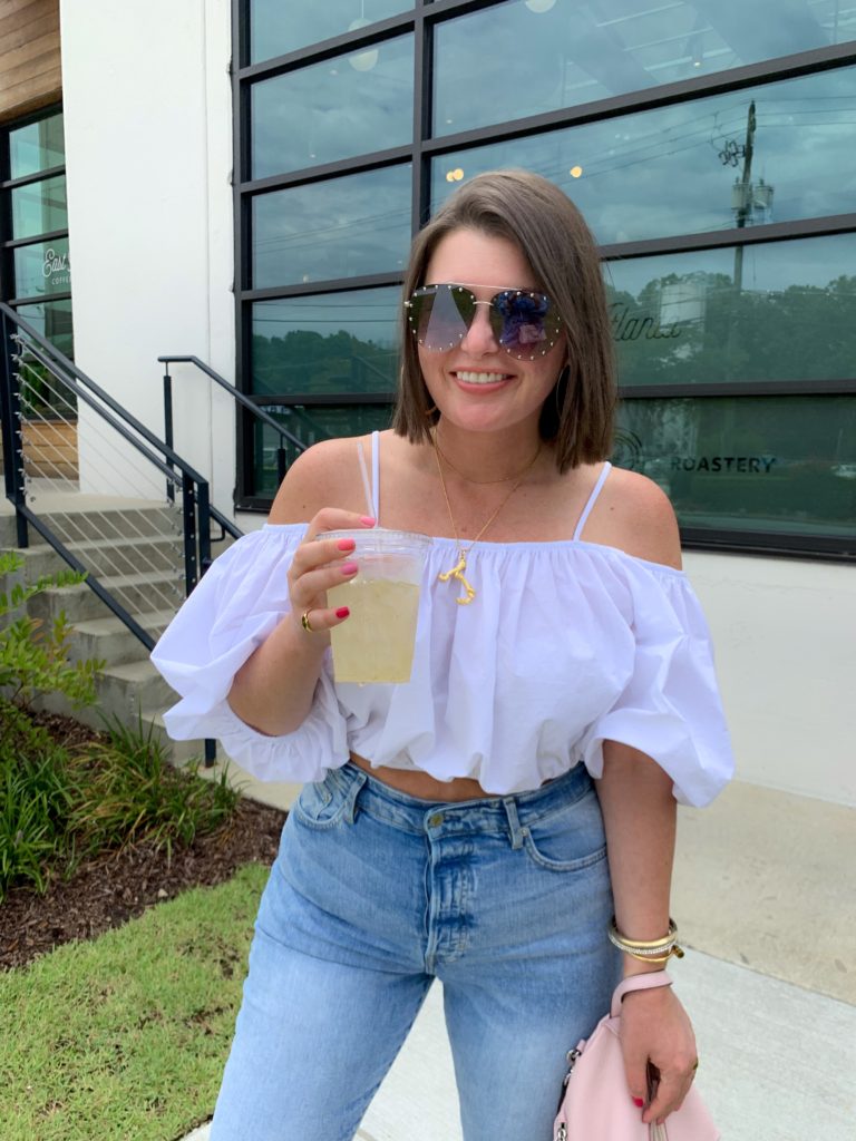 SUMMER OUTFIT: WHITE ZARA OFF THE SHOULDER CROP TOP + MOM JEANS. DETAILS HERE: http://www.juliamarieb.com/2019/07/23/uniform:-zara-top-+-mom-jeans-+-platforms/ @julia.marie.b