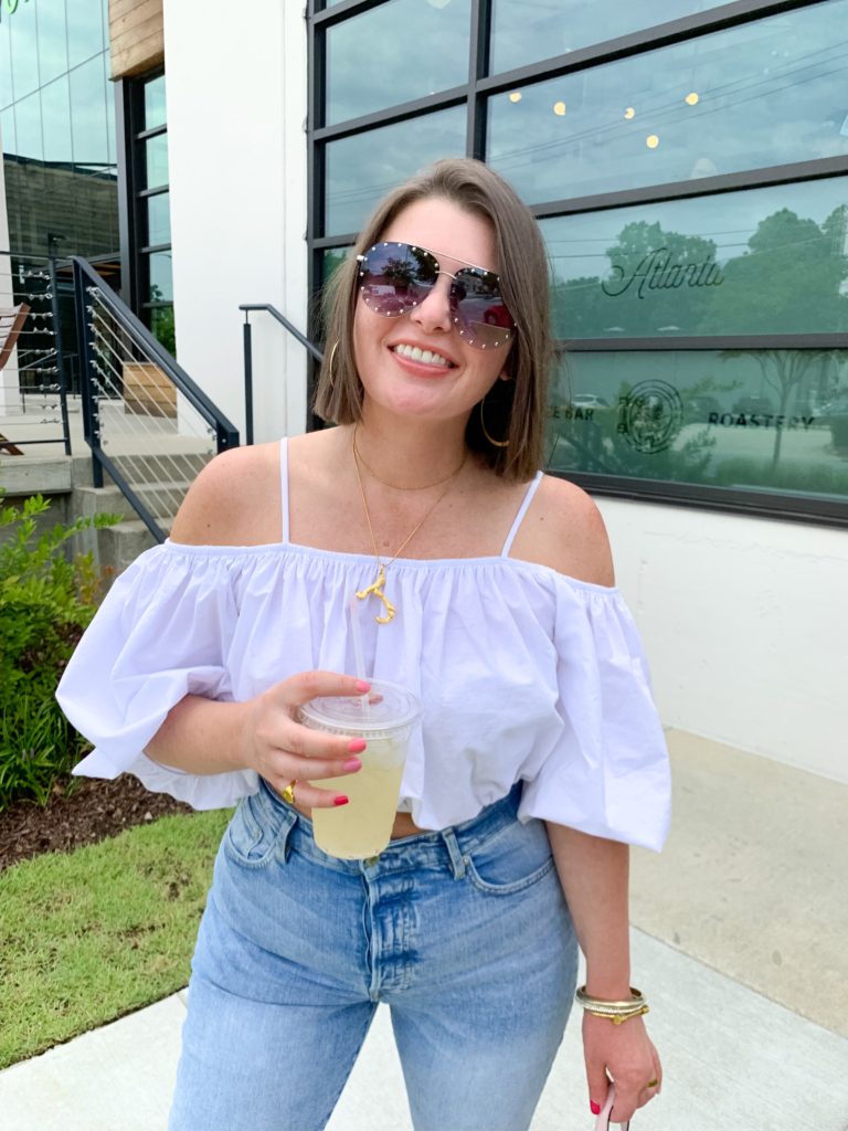 SUMMER OUTFIT: WHITE ZARA OFF THE SHOULDER CROP TOP + MOM JEANS. DETAILS HERE: http://www.juliamarieb.com/2019/07/23/uniform:-zara-top-+-mom-jeans-+-platforms/ @julia.marie.b