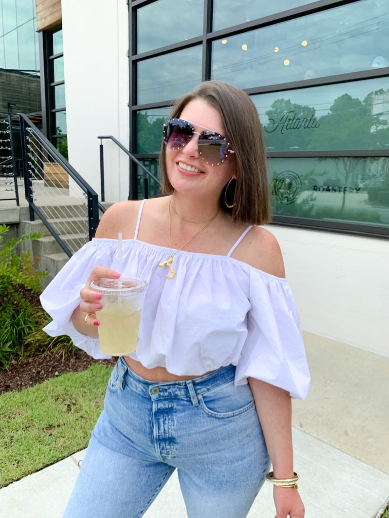 SUMMER OUTFIT: WHITE ZARA OFF THE SHOULDER CROP TOP + MOM JEANS. DETAILS HERE: http://www.juliamarieb.com/2019/07/23/uniform:-zara-top-+-mom-jeans-+-platforms/ @julia.marie.b