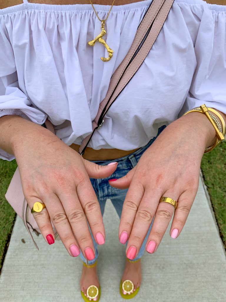 SUMMER OUTFIT: WHITE ZARA OFF THE SHOULDER CROP TOP + MOM JEANS. DETAILS HERE: http://www.juliamarieb.com/2019/07/23/uniform:-zara-top-+-mom-jeans-+-platforms/ @julia.marie.b