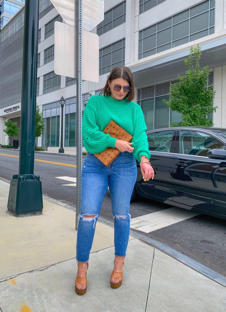 FALL OUTFIT: LIGHTWEIGHT GREEN SWEATER, MADEWELL JEANS, MCM CLUTCH. ALL DETAILS: http://www.juliamarieb.com/2019/08/27/fall-outfit:-how-to-transition-a-fall-sweater/ 
  @julia.marie.b