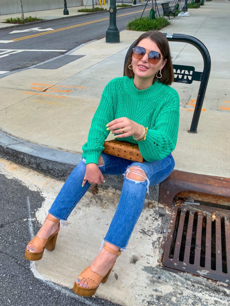 FALL OUTFIT: LIGHTWEIGHT GREEN SWEATER, MADEWELL JEANS, MCM CLUTCH. ALL DETAILS: http://www.juliamarieb.com/2019/08/27/fall-outfit:-how-to-transition-a-fall-sweater/ @julia.marie.b