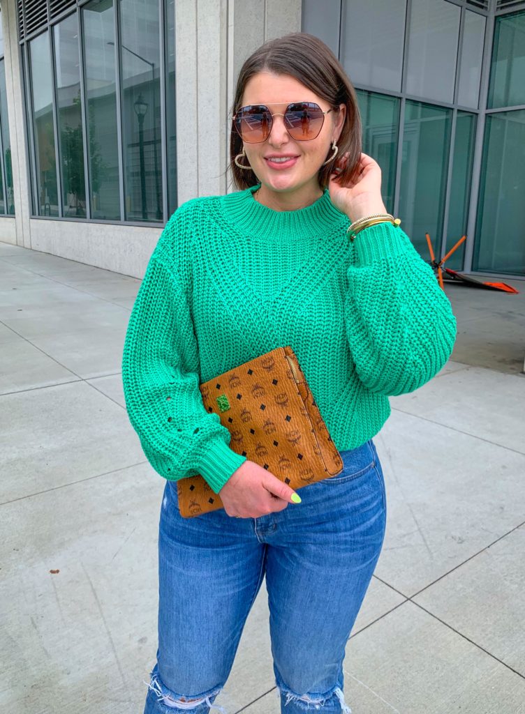 FALL OUTFIT: LIGHTWEIGHT GREEN SWEATER, MADEWELL JEANS, MCM CLUTCH. ALL DETAILS: http://www.juliamarieb.com/2019/08/27/fall-outfit:-how-to-transition-a-fall-sweater/ @julia.marie.b