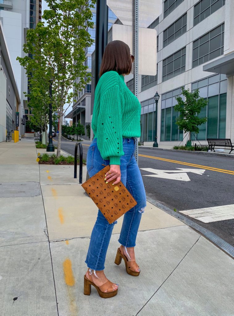 FALL OUTFIT: LIGHTWEIGHT GREEN SWEATER, MADEWELL JEANS, MCM CLUTCH. ALL DETAILS: http://www.juliamarieb.com/2019/08/27/fall-outfit:-how-to-transition-a-fall-sweater/ @julia.marie.b