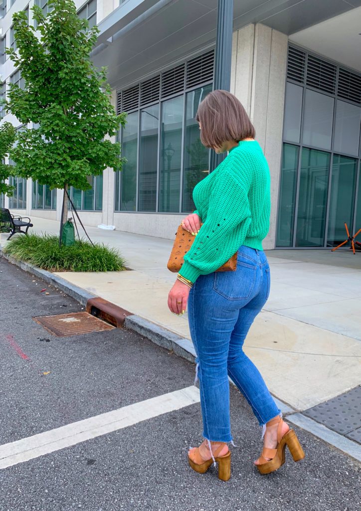 FALL OUTFIT: LIGHTWEIGHT GREEN SWEATER, MADEWELL JEANS, MCM CLUTCH. ALL DETAILS: http://www.juliamarieb.com/2019/08/27/fall-outfit:-how-to-transition-a-fall-sweater/ @julia.marie.b