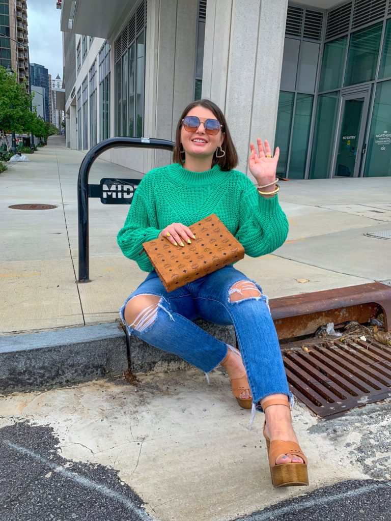 FALL OUTFIT: LIGHTWEIGHT GREEN SWEATER, MADEWELL JEANS, MCM CLUTCH. ALL DETAILS: http://www.juliamarieb.com/2019/08/27/fall-outfit:-how-to-transition-a-fall-sweater/ @julia.marie.b