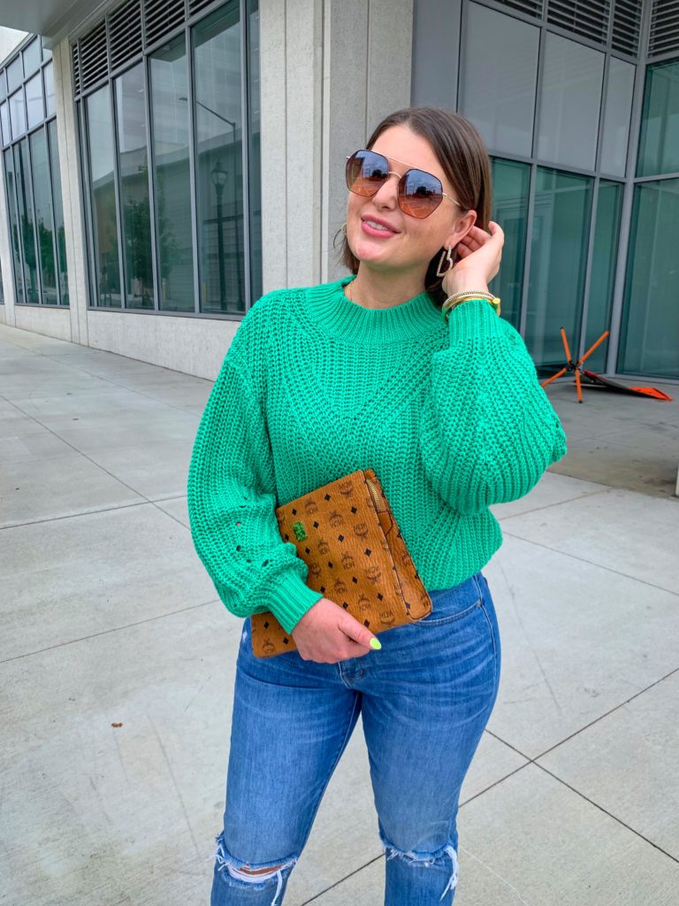 FALL OUTFIT: LIGHTWEIGHT GREEN SWEATER, MADEWELL JEANS, MCM CLUTCH. ALL DETAILS: http://www.juliamarieb.com/2019/08/27/fall-outfit:-how-to-transition-a-fall-sweater/ @julia.marie.b