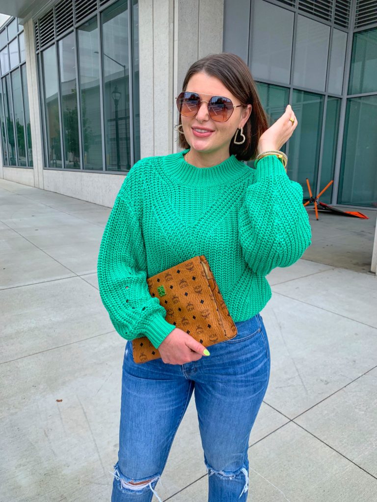 FALL OUTFIT: LIGHTWEIGHT GREEN SWEATER, MADEWELL JEANS, MCM CLUTCH. ALL DETAILS: http://www.juliamarieb.com/2019/08/27/fall-outfit:-how-to-transition-a-fall-sweater/ @julia.marie.b