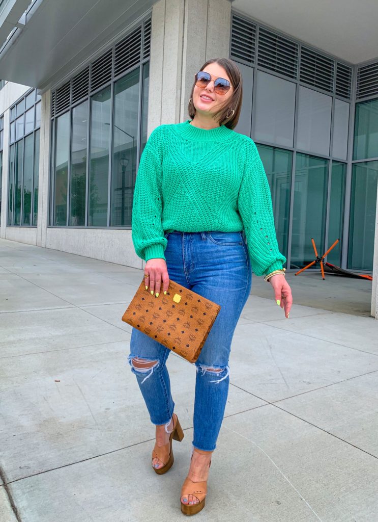 FALL OUTFIT: LIGHTWEIGHT GREEN SWEATER, MADEWELL JEANS, MCM CLUTCH. ALL DETAILS: http://www.juliamarieb.com/2019/08/27/fall-outfit:-how-to-transition-a-fall-sweater/ @julia.marie.b