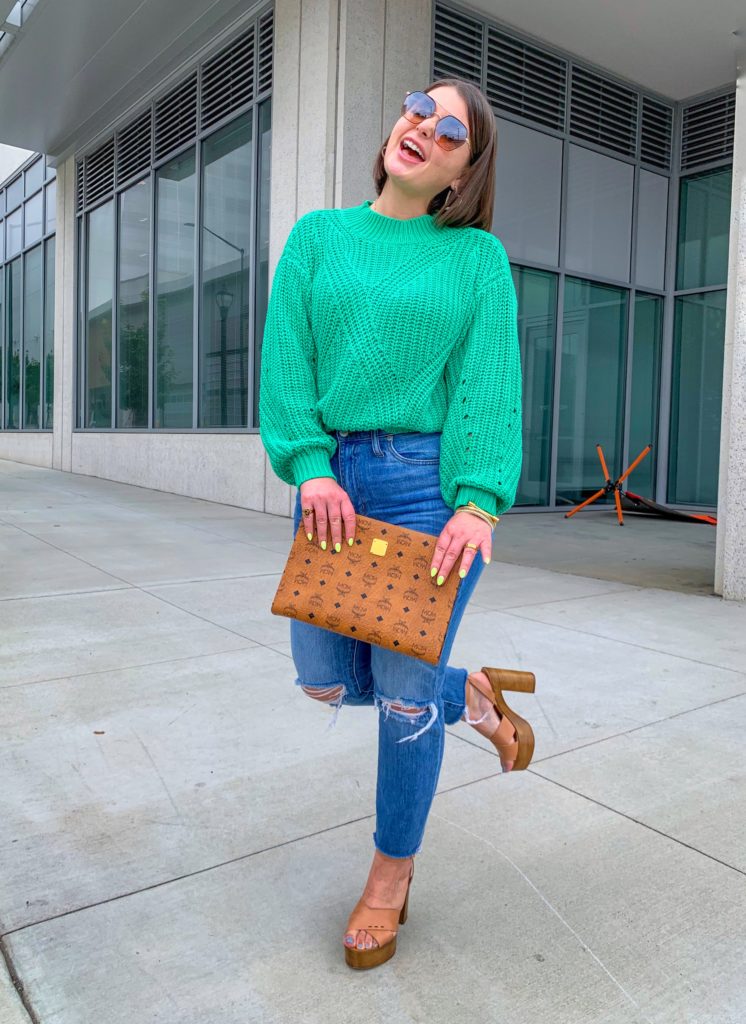 FALL OUTFIT: LIGHTWEIGHT GREEN SWEATER, MADEWELL JEANS, MCM CLUTCH. ALL DETAILS: http://www.juliamarieb.com/2019/08/27/fall-outfit:-how-to-transition-a-fall-sweater/ @julia.marie.b