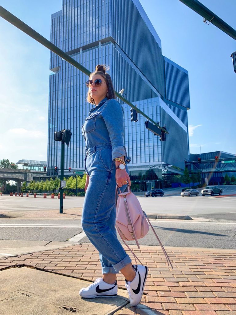 CASUAL CHIC OUTFIT FOR FALL: DENIM BOILERSUIT +  HOW TO TAILOR YOUR DENIM: http://www.juliamarieb.com/2019/08/13/why-you-should-have-a-tailor-on-speed-dial-|-fall-outfit:-denim-boilersuit/ @julia.marie.b