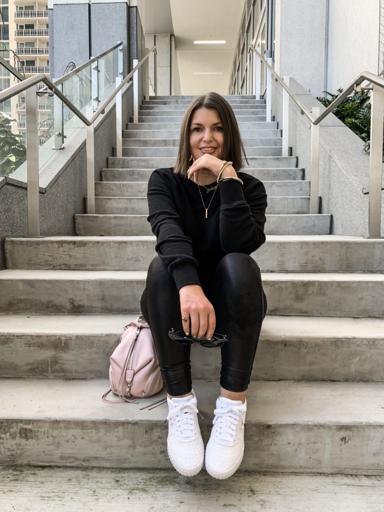 FALL OUTFIT: SPANX LEATHER LEGGINGS + PUMA CALI SNEAKERS DETAILS: http://www.juliamarieb.com/2019/09/17/hot-girl-fall-outfit:-spanx-leather-leggings/ @julia.marie.b