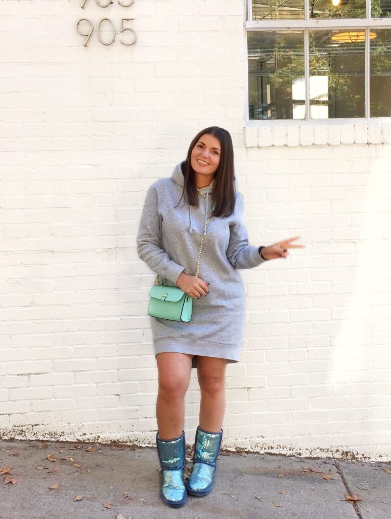 5 WAYS TO WEAR A SWEATSHIRT DRESS FOR FALL | SEE ALL 5 LOOKS HERE: http://www.juliamarieb.com/2019/09/19/5-ways-to-wear-a-sweatshirt-dress-for-fall-|-the-rule-of-5/ @julia.marie.b