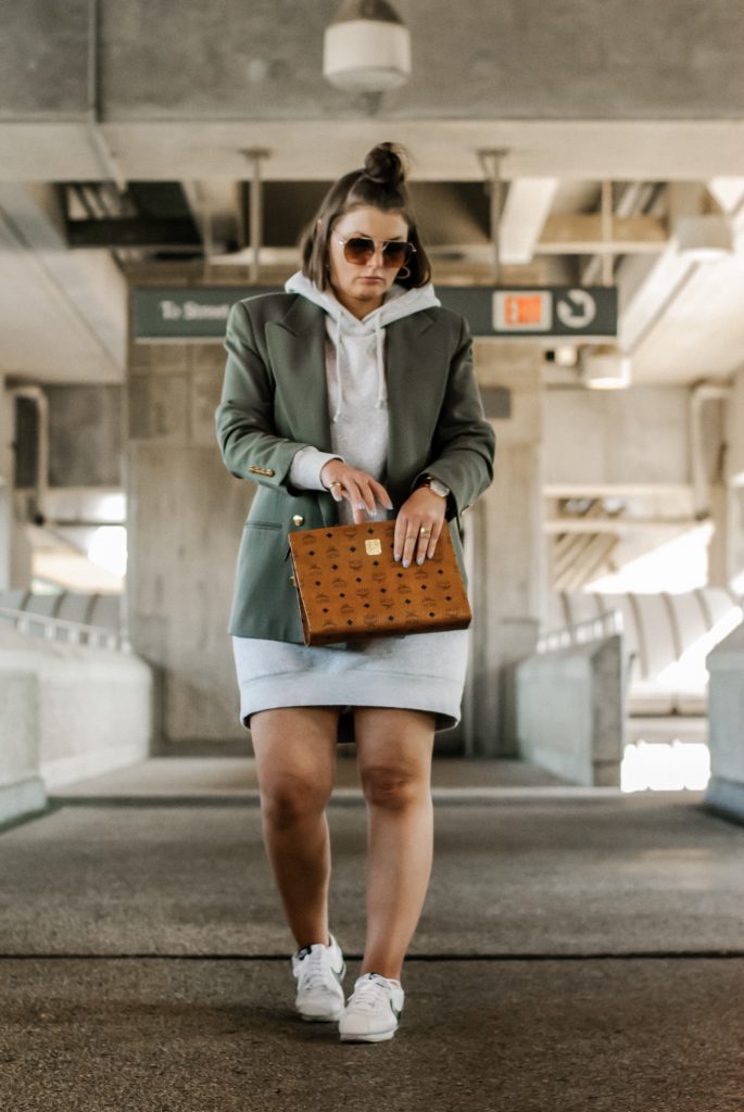 5 WAYS TO WEAR A SWEATSHIRT DRESS FOR FALL | SEE ALL 5 LOOKS HERE: http://www.juliamarieb.com/2019/09/19/5-ways-to-wear-a-sweatshirt-dress-for-fall-|-the-rule-of-5/ @julia.marie.b