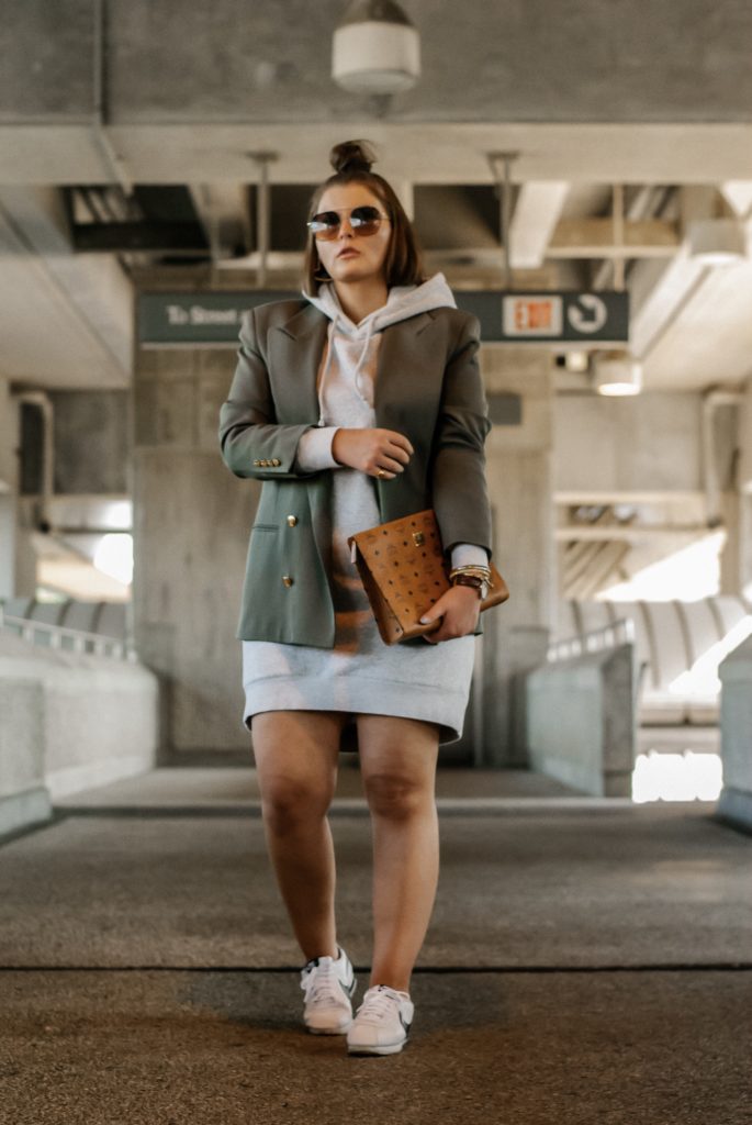 5 WAYS TO WEAR A SWEATSHIRT DRESS FOR FALL | SEE ALL 5 LOOKS HERE: http://www.juliamarieb.com/2019/09/19/5-ways-to-wear-a-sweatshirt-dress-for-fall-|-the-rule-of-5/ @julia.marie.b