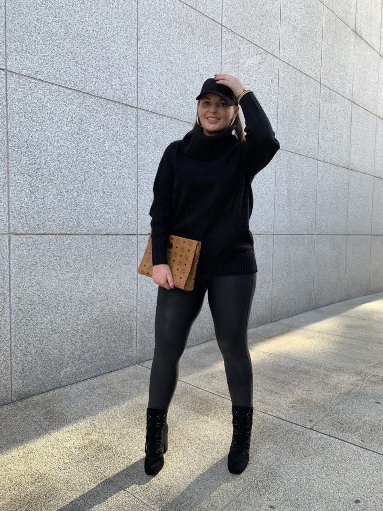 FALL OUTFIT: ALL BLACK http://www.juliamarieb.com/2019/10/15/fall-outfit:-black-sweater-+-black-leather-leggings/ @julia.marie.b