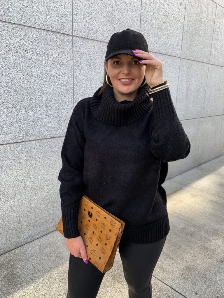 FALL OUTFIT: ALL BLACK http://www.juliamarieb.com/2019/10/15/fall-outfit:-black-sweater-+-black-leather-leggings/ @julia.marie.b