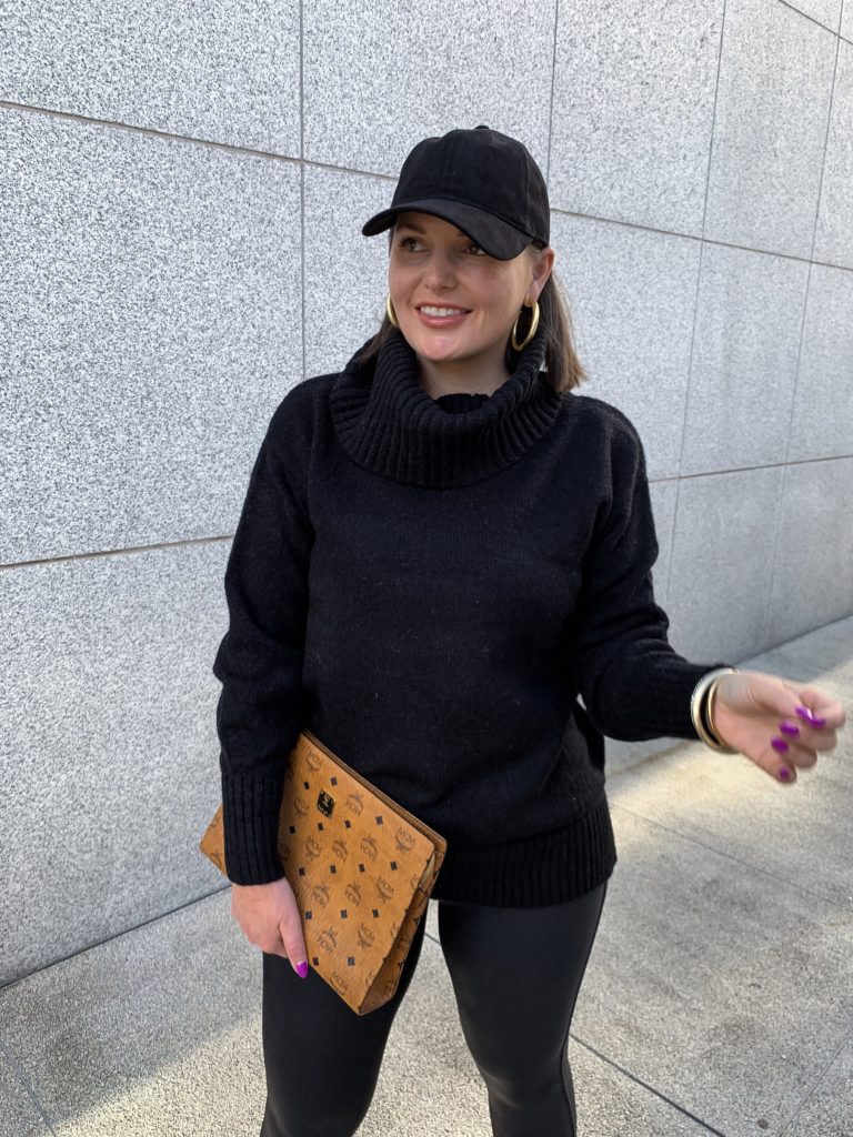 FALL OUTFIT: ALL BLACK http://www.juliamarieb.com/2019/10/15/fall-outfit:-black-sweater-+-black-leather-leggings/ @julia.marie.b