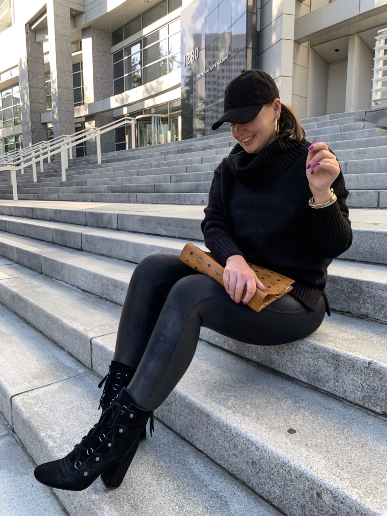 FALL OUTFIT: ALL BLACK http://www.juliamarieb.com/2019/10/15/fall-outfit:-black-sweater-+-black-leather-leggings/ @julia.marie.b