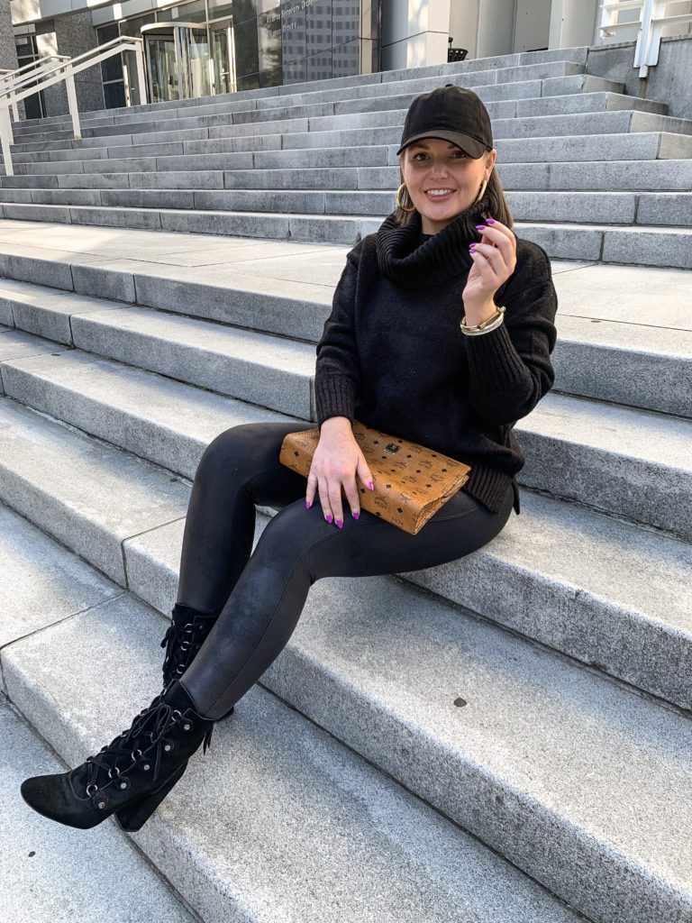 FALL OUTFIT: ALL BLACK http://www.juliamarieb.com/2019/10/15/fall-outfit:-black-sweater-+-black-leather-leggings/   @julia.marie.b