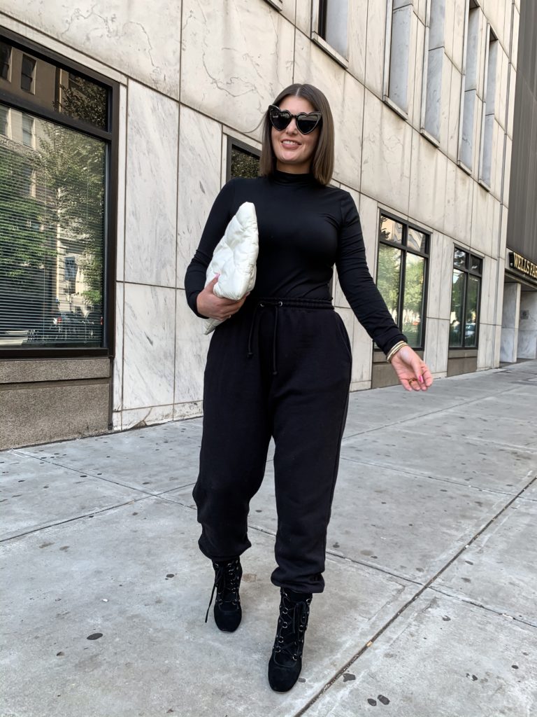 HOW TO WEAR 90'S OVERSIZED SWEATPANTS WITHOUT LOOKING FRUMPYhttp://www.juliamarieb.com/2019/10/29/how-to-wear-oversized-sweatpants/ @julia.marie.b