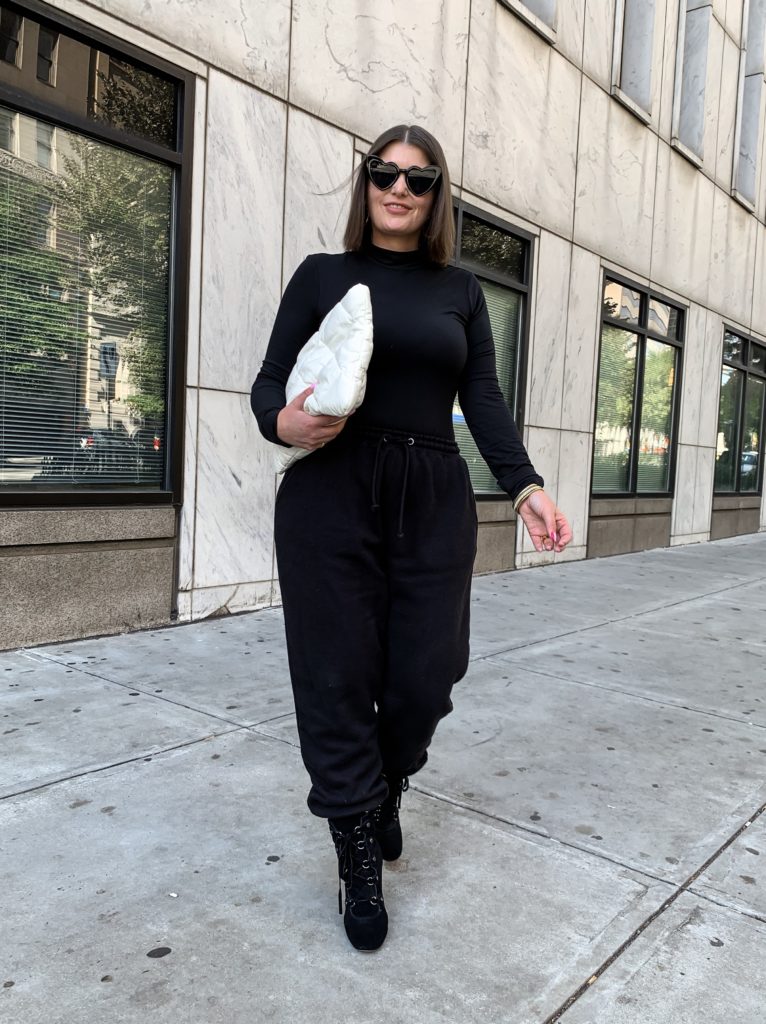 HOW TO WEAR 90'S OVERSIZED SWEATPANTS WITHOUT LOOKING FRUMPYhttp://www.juliamarieb.com/2019/10/29/how-to-wear-oversized-sweatpants/ @julia.marie.b