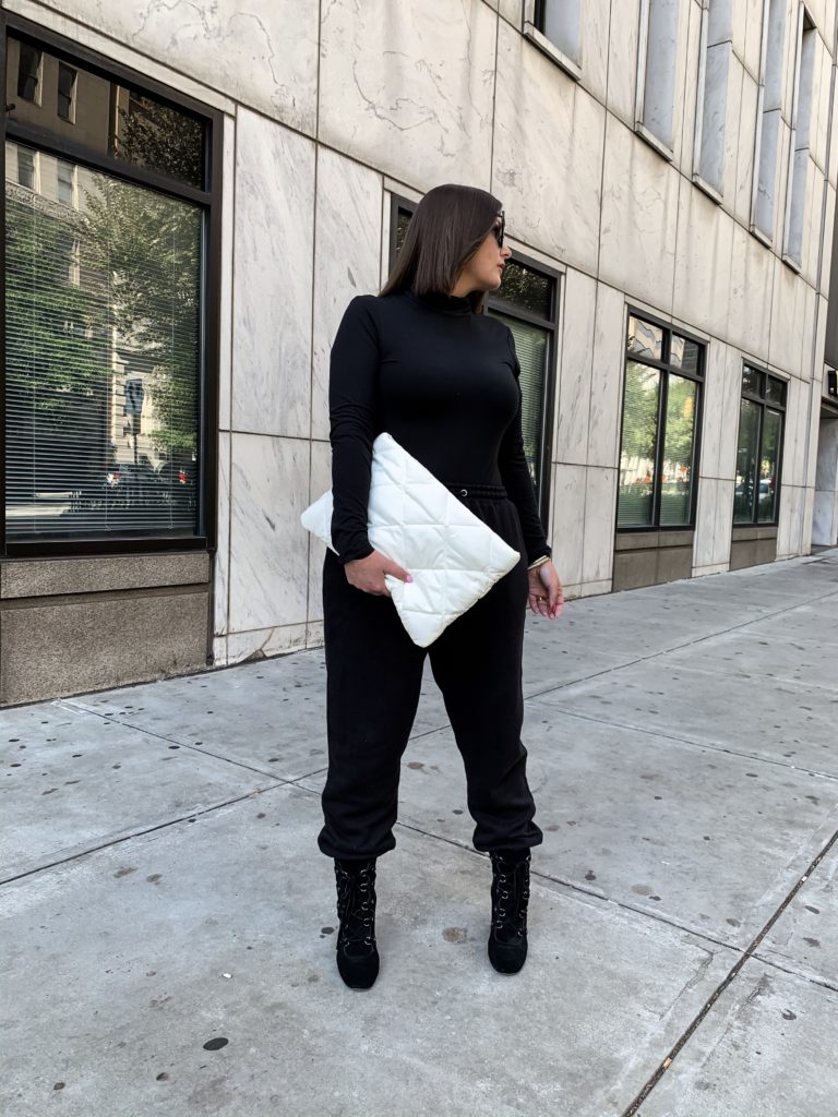 HOW TO WEAR 90'S OVERSIZED SWEATPANTS WITHOUT LOOKING FRUMPYhttp://www.juliamarieb.com/2019/10/29/how-to-wear-oversized-sweatpants/ @julia.marie.b