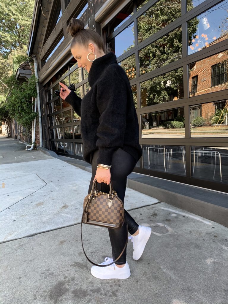 5 WAYS TO WEAR WHITE DAD SNEAKERS FOR FALL. SEE ALL 5 LOOKS HERE: http://www.juliamarieb.com/2019/11/07/rule-of-5:-cali-pumas/ @julia.marie.b