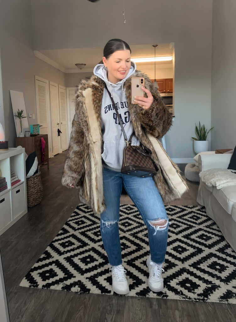 5 WAYS TO WEAR WHITE SNEAKERS FOR WINTER: http://www.juliamarieb.com/2019/12/18/5-ways-to-style-white-sneakers-for-winter:-the-rule-of-5/ | @julia.marie.b