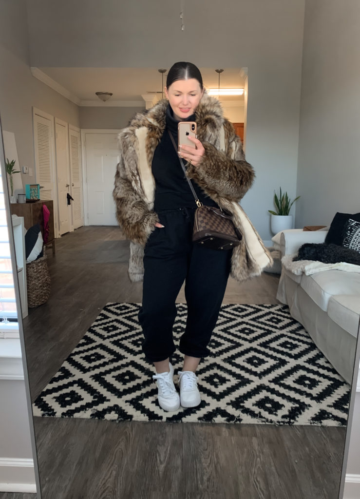 5 WAYS TO WEAR WHITE SNEAKERS FOR WINTER: http://www.juliamarieb.com/2019/12/18/5-ways-to-style-white-sneakers-for-winter:-the-rule-of-5/ | @julia.marie.b