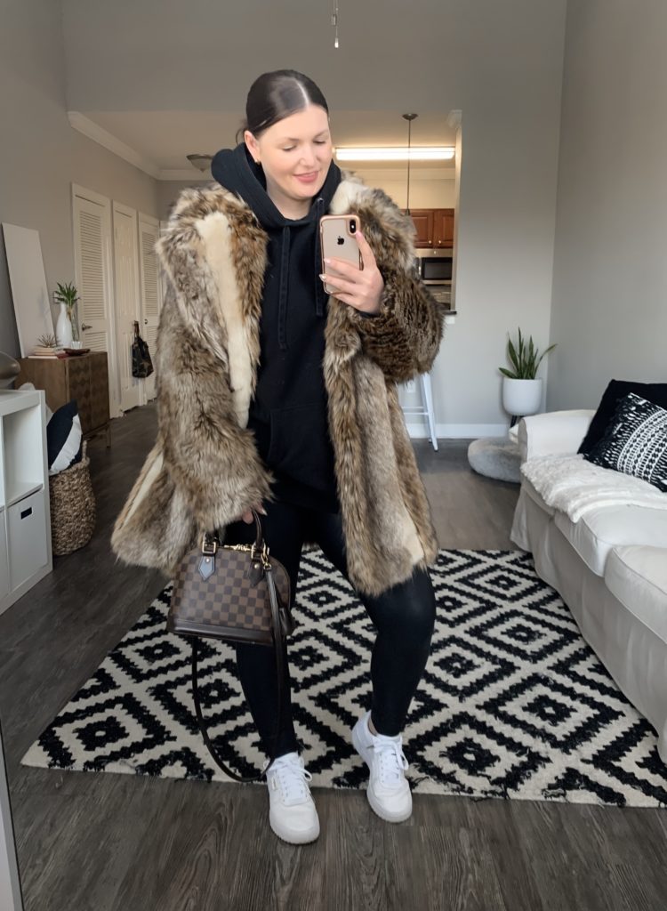 5 WAYS TO WEAR A FAUX FUR COAT: http://www.juliamarieb.com/2019/12/04/5-ways-to-wear-a-fur-(faux)-coat-|-the-rule-of-5/    @julia.marie.b