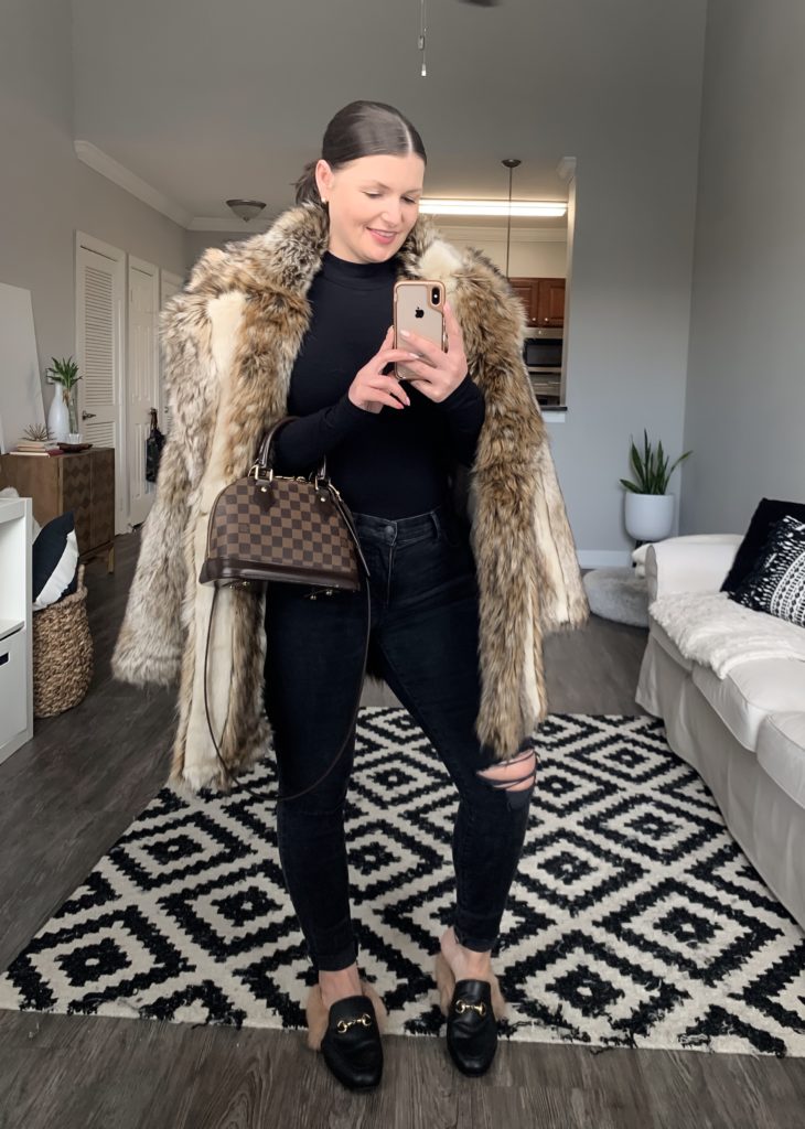 5 WAYS TO WEAR A FAUX FUR COAT: http://www.juliamarieb.com/2019/12/04/5-ways-to-wear-a-fur-(faux)-coat-|-the-rule-of-5/ @julia.marie.b