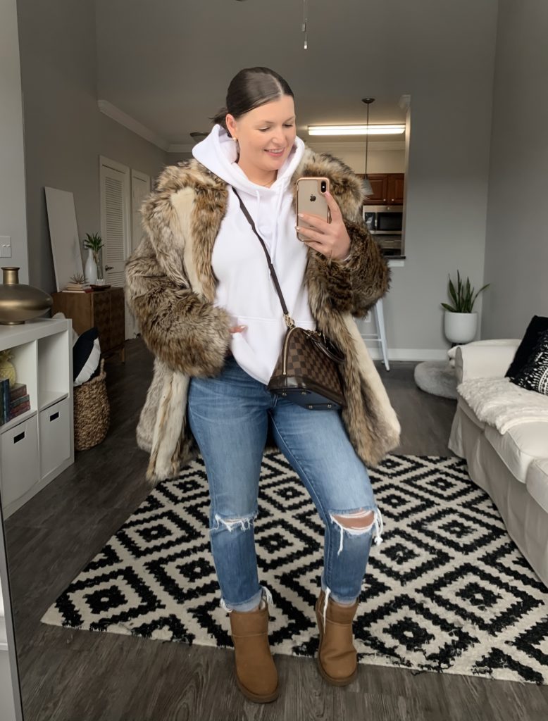 5 WAYS TO WEAR A FAUX FUR COAT: http://www.juliamarieb.com/2019/12/04/5-ways-to-wear-a-fur-(faux)-coat-|-the-rule-of-5/ @julia.marie.b