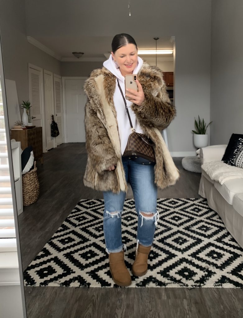5 WAYS TO WEAR A FAUX FUR COAT: http://www.juliamarieb.com/2019/12/04/5-ways-to-wear-a-fur-(faux)-coat-|-the-rule-of-5/ @julia.marie.b
