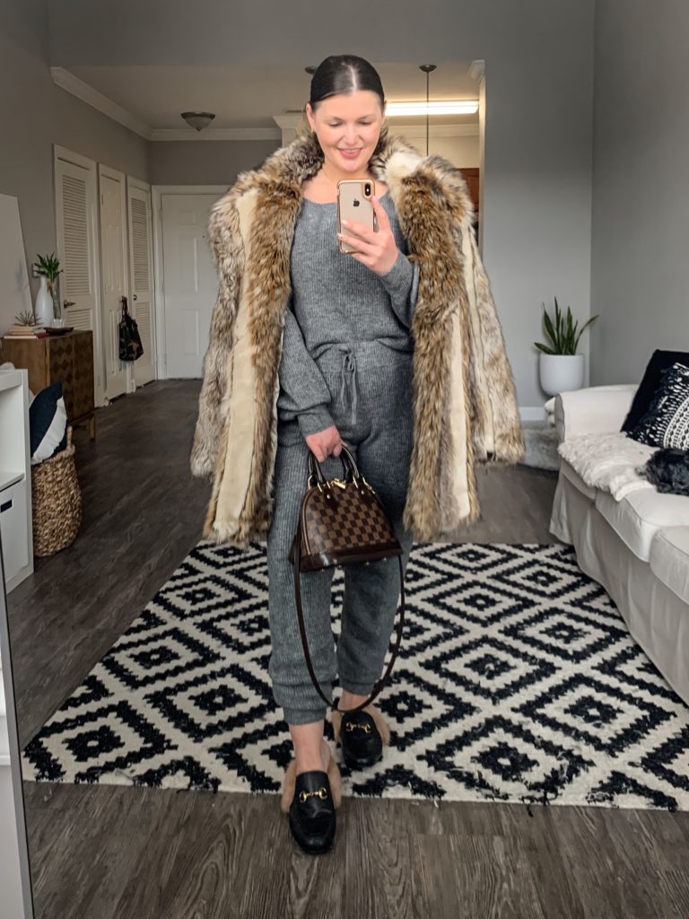 5 WAYS TO WEAR A FAUX FUR COAT: http://www.juliamarieb.com/2019/12/04/5-ways-to-wear-a-fur-(faux)-coat-|-the-rule-of-5/ @julia.marie.b