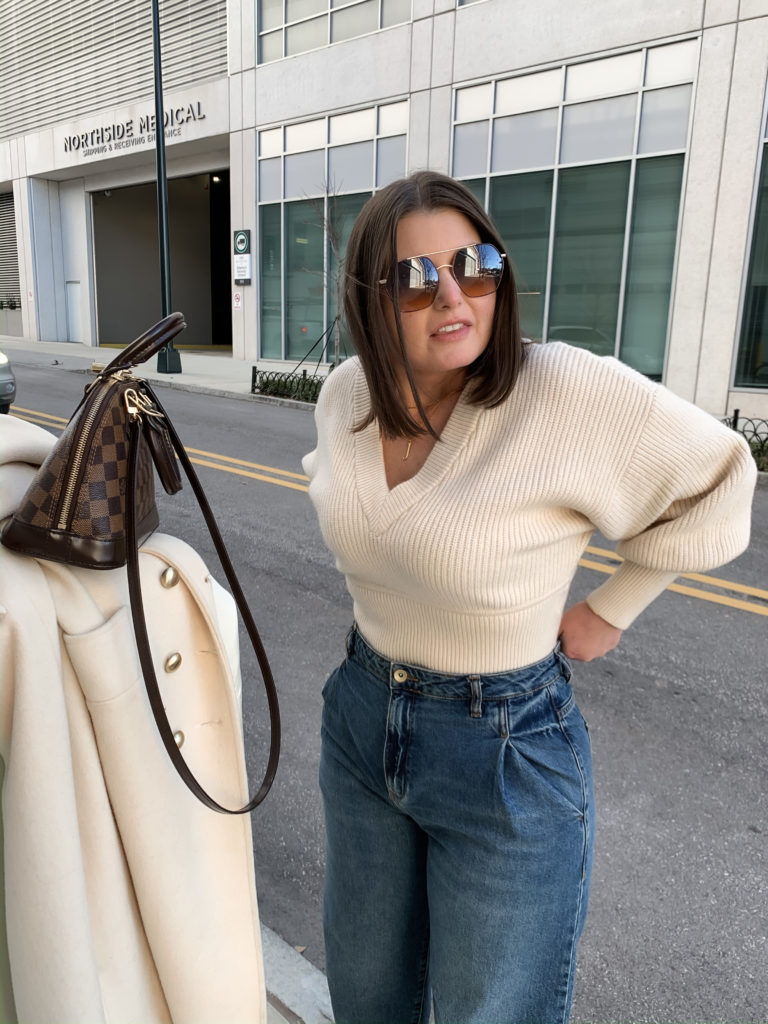 DENIM TREND 2020 | SLOUCHY TAPERED JEANS: http://www.juliamarieb.com/2020/01/21/denim-trend:-high-waist-slouchy-jeans-with-tapered-ankles/ | @julia.marie.b