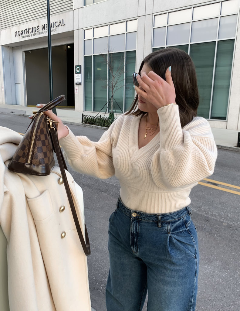 DENIM TREND 2020 | SLOUCHY TAPERED JEANS: http://www.juliamarieb.com/2020/01/21/denim-trend:-high-waist-slouchy-jeans-with-tapered-ankles/ | @julia.marie.b