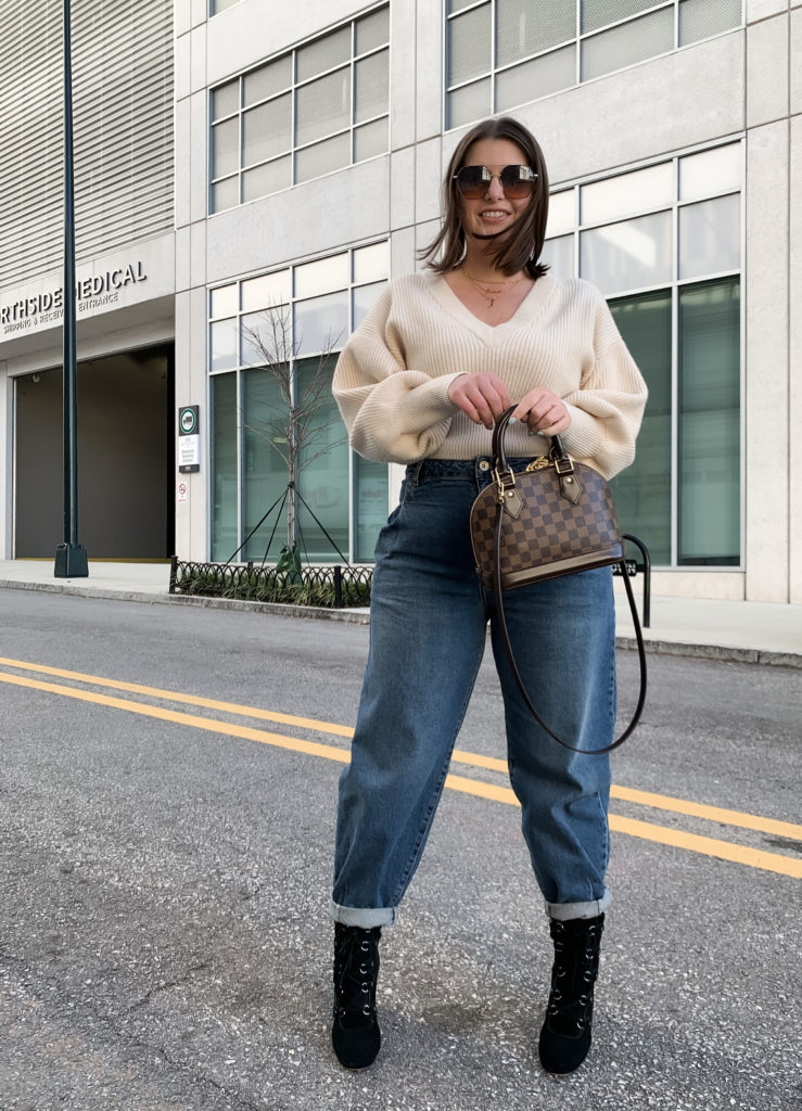 DENIM TREND 2020 | SLOUCHY TAPERED JEANS: http://www.juliamarieb.com/2020/01/21/denim-trend:-high-waist-slouchy-jeans-with-tapered-ankles/ | @julia.marie.b