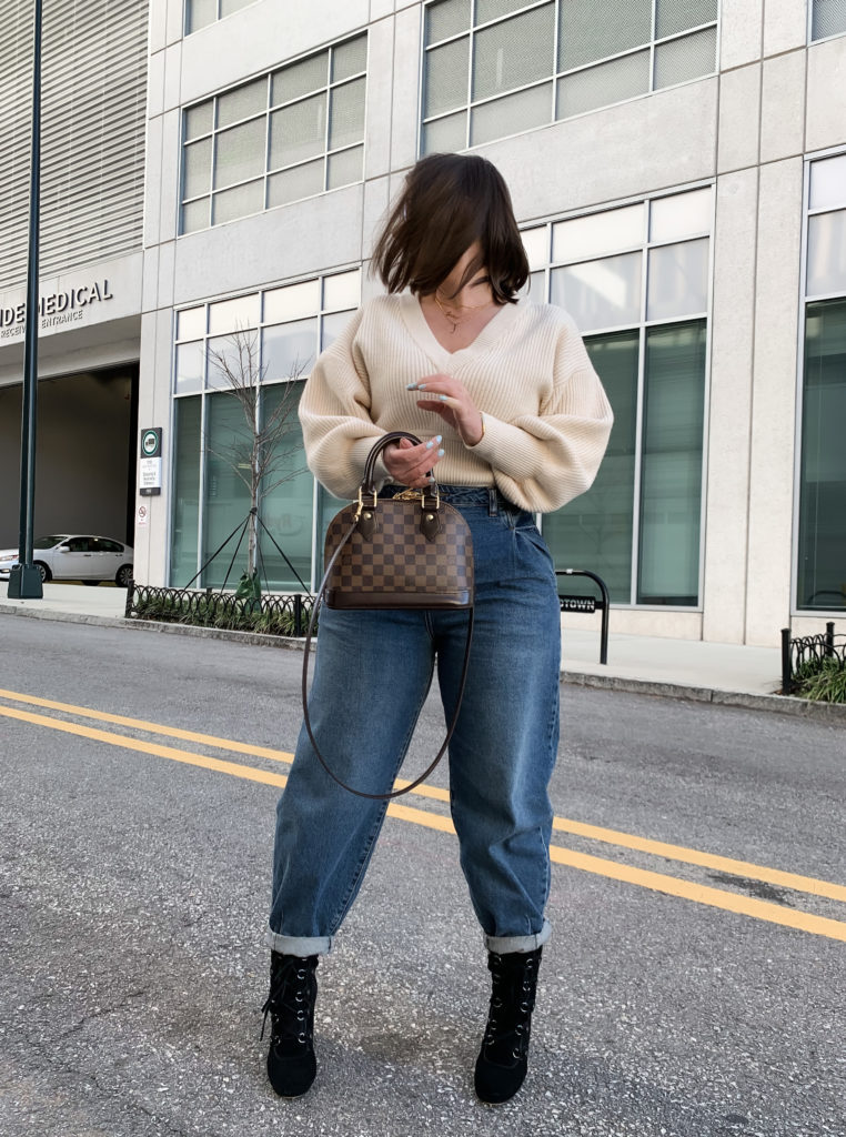 DENIM TREND 2020 | SLOUCHY TAPERED JEANS: http://www.juliamarieb.com/2020/01/21/denim-trend:-high-waist-slouchy-jeans-with-tapered-ankles/ | @julia.marie.b