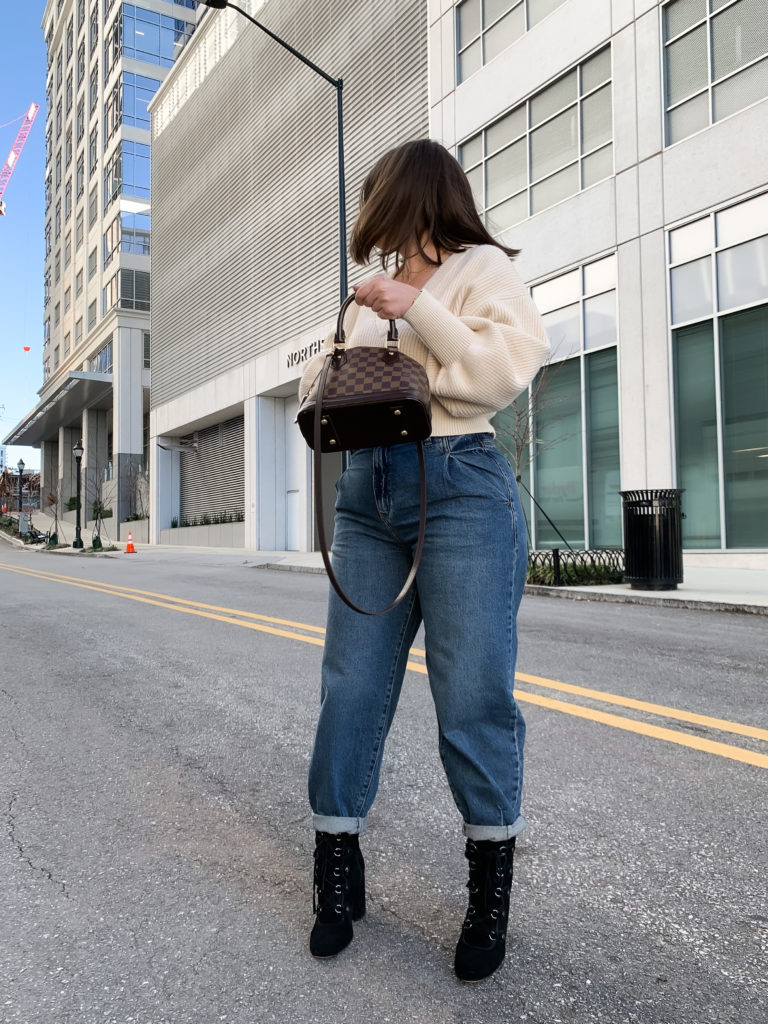 DENIM TREND 2020 | SLOUCHY TAPERED JEANS: http://www.juliamarieb.com/2020/01/21/denim-trend:-high-waist-slouchy-jeans-with-tapered-ankles/ | @julia.marie.b