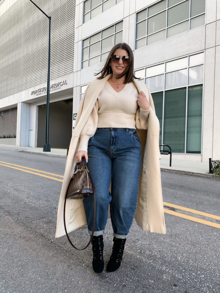 DENIM TREND 2020 | SLOUCHY TAPERED JEANS: http://www.juliamarieb.com/2020/01/21/denim-trend:-high-waist-slouchy-jeans-with-tapered-ankles/ | @julia.marie.b