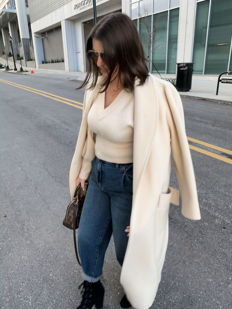 DENIM TREND 2020 | SLOUCHY TAPERED JEANS: http://www.juliamarieb.com/2020/01/21/denim-trend:-high-waist-slouchy-jeans-with-tapered-ankles/ | @julia.marie.b