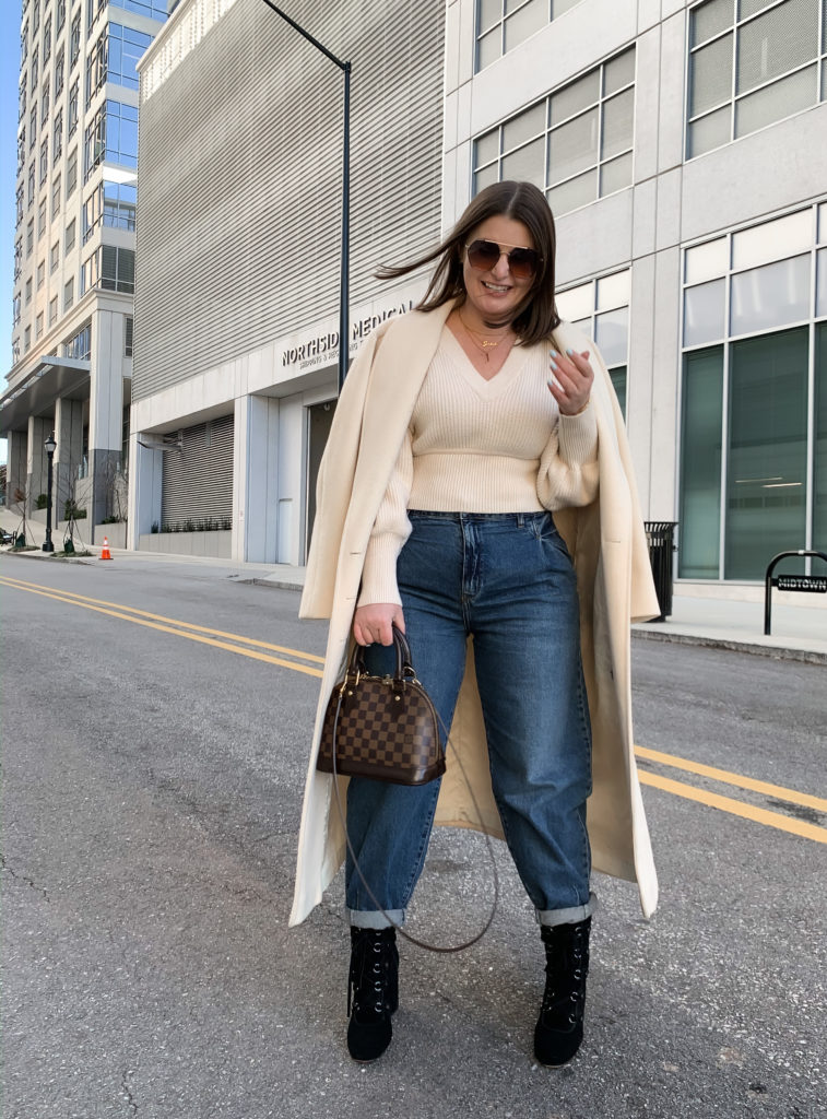 DENIM TREND 2020 | SLOUCHY TAPERED JEANS: http://www.juliamarieb.com/2020/01/21/denim-trend:-high-waist-slouchy-jeans-with-tapered-ankles/ | @julia.marie.b