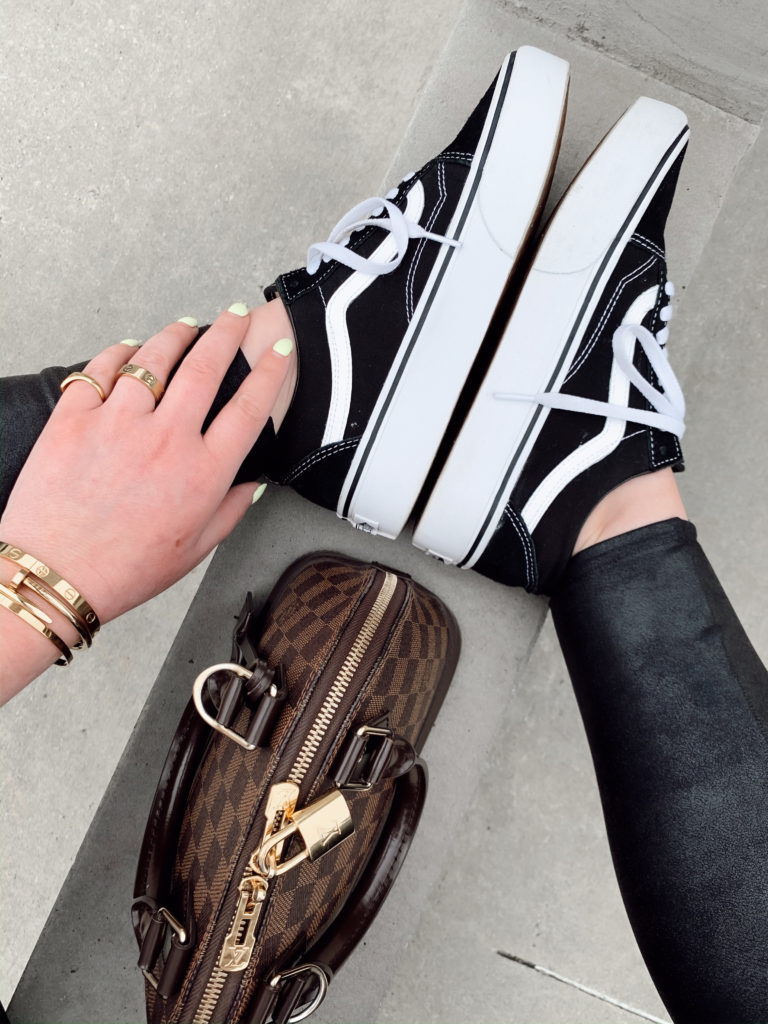 5 WAYS TO WEAR OLD SKOOL VANS: http://www.juliamarieb.com/2020/02/05/5-ways-to-style-platform-vans-for-winter:-the-rule-of-5/ | @julia.marie.b