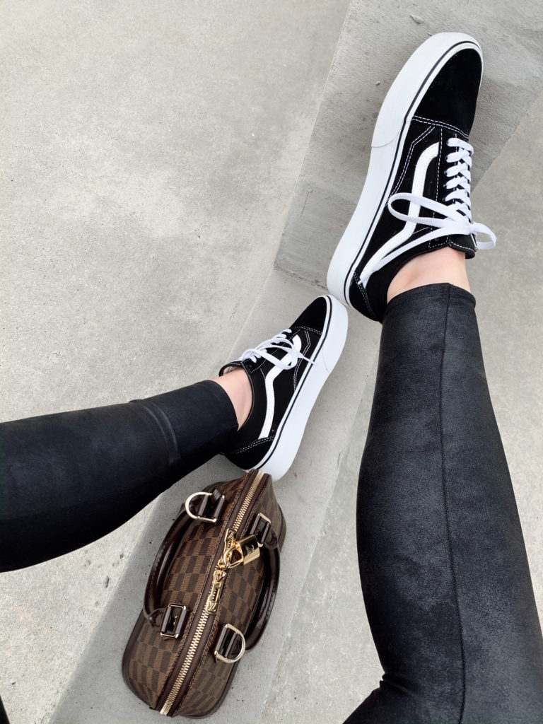 5 WAYS TO WEAR OLD SKOOL VANS: http://www.juliamarieb.com/2020/02/05/5-ways-to-style-platform-vans-for-winter:-the-rule-of-5/ | @julia.marie.b