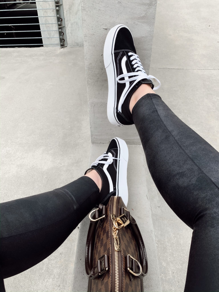 5 WAYS TO WEAR OLD SKOOL VANS: http://www.juliamarieb.com/2020/02/05/5-ways-to-style-platform-vans-for-winter:-the-rule-of-5/ | @julia.marie.b